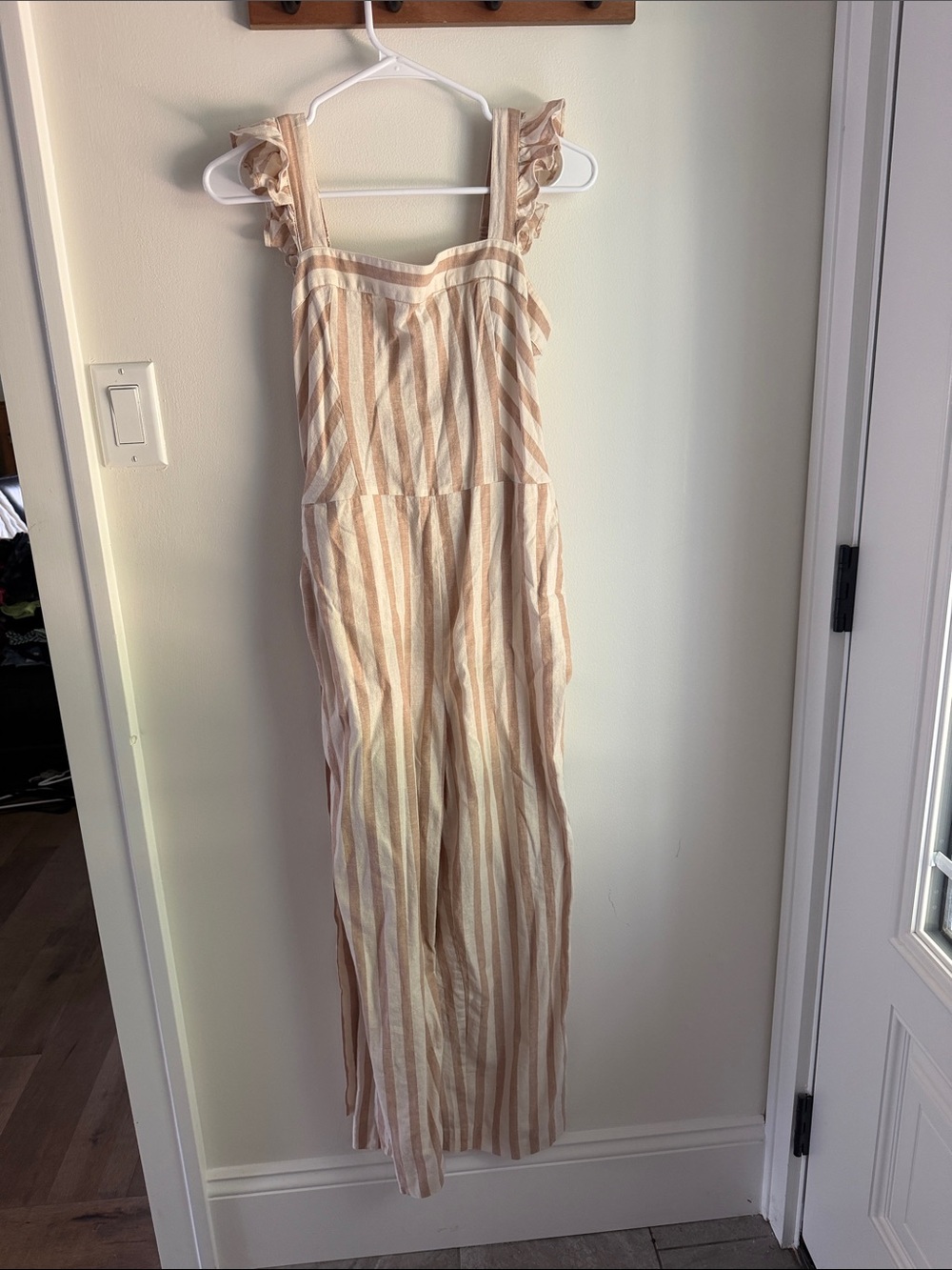 💘Draper James Cream & Tan Striped Ruffle-Shoulder Jumpsuit